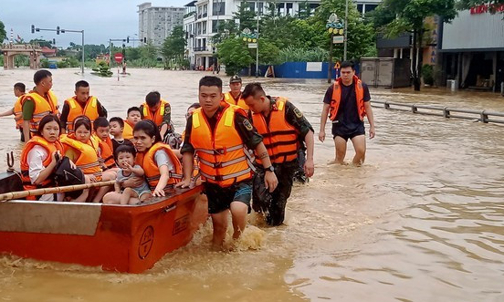 Post-storm floods leave 18 dead or missing, cause 5.45 trillion VND in damage